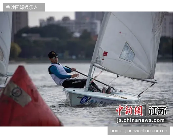 帆船赛遇极寒天气，队长带队硬刚风暴登热点——勇者无惧，乘风破浪的故事