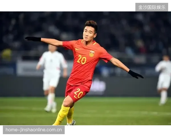 国足急召韦世豪救火！从“黑马”到“主力”如何让中国足球重新燃起希望？